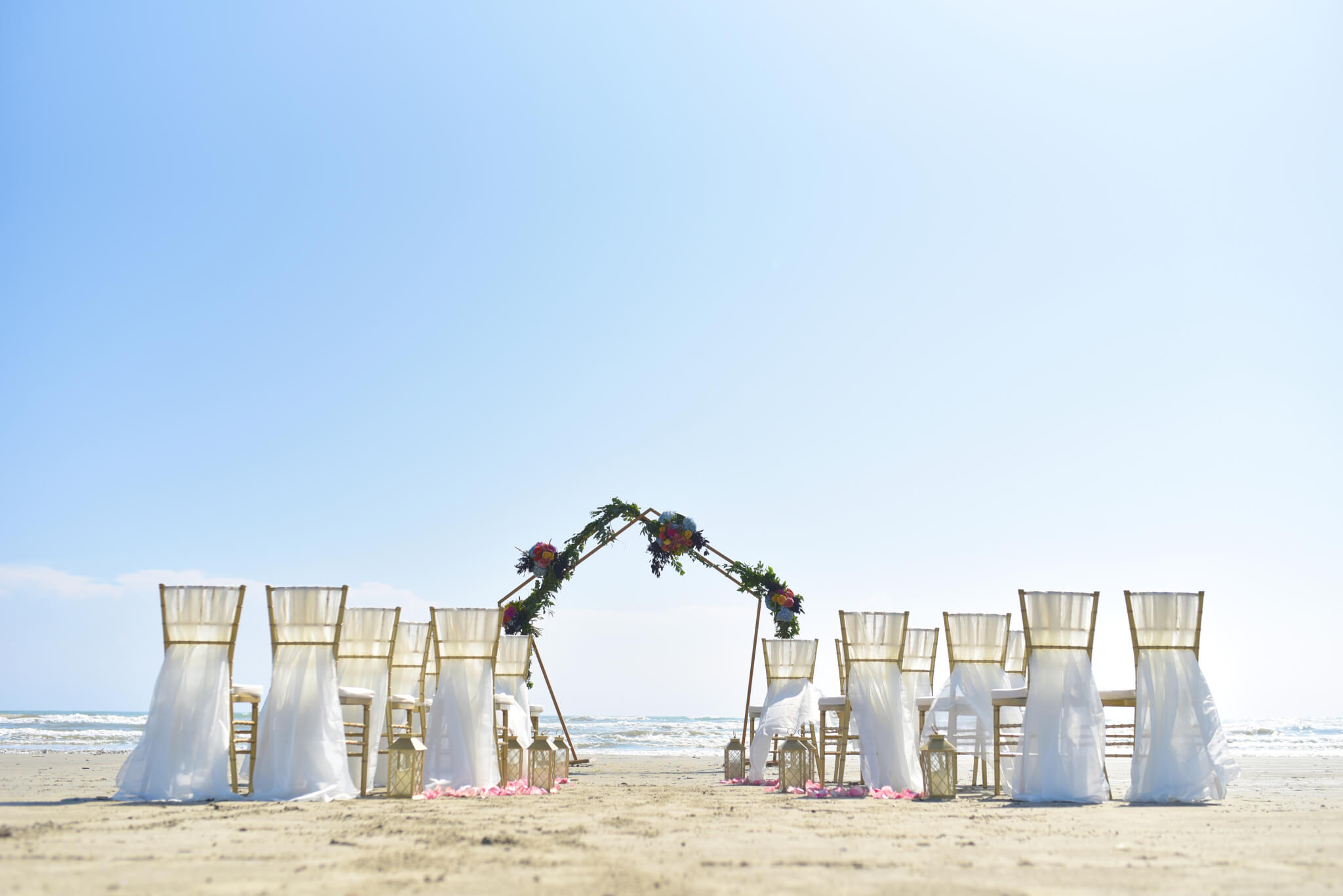 Galveston Intimate Wedding Setup – Geometric Arch