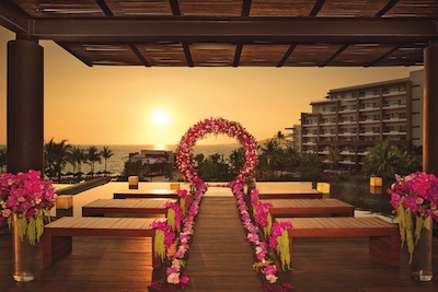 Puerto Vallarta sunset wedding ceremony at Secrets® Vallarta Bay Puerto Vallarta.